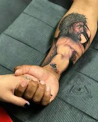 Featured image of post Crucificado Cruz Tatuajes De Cristo En El Brazo