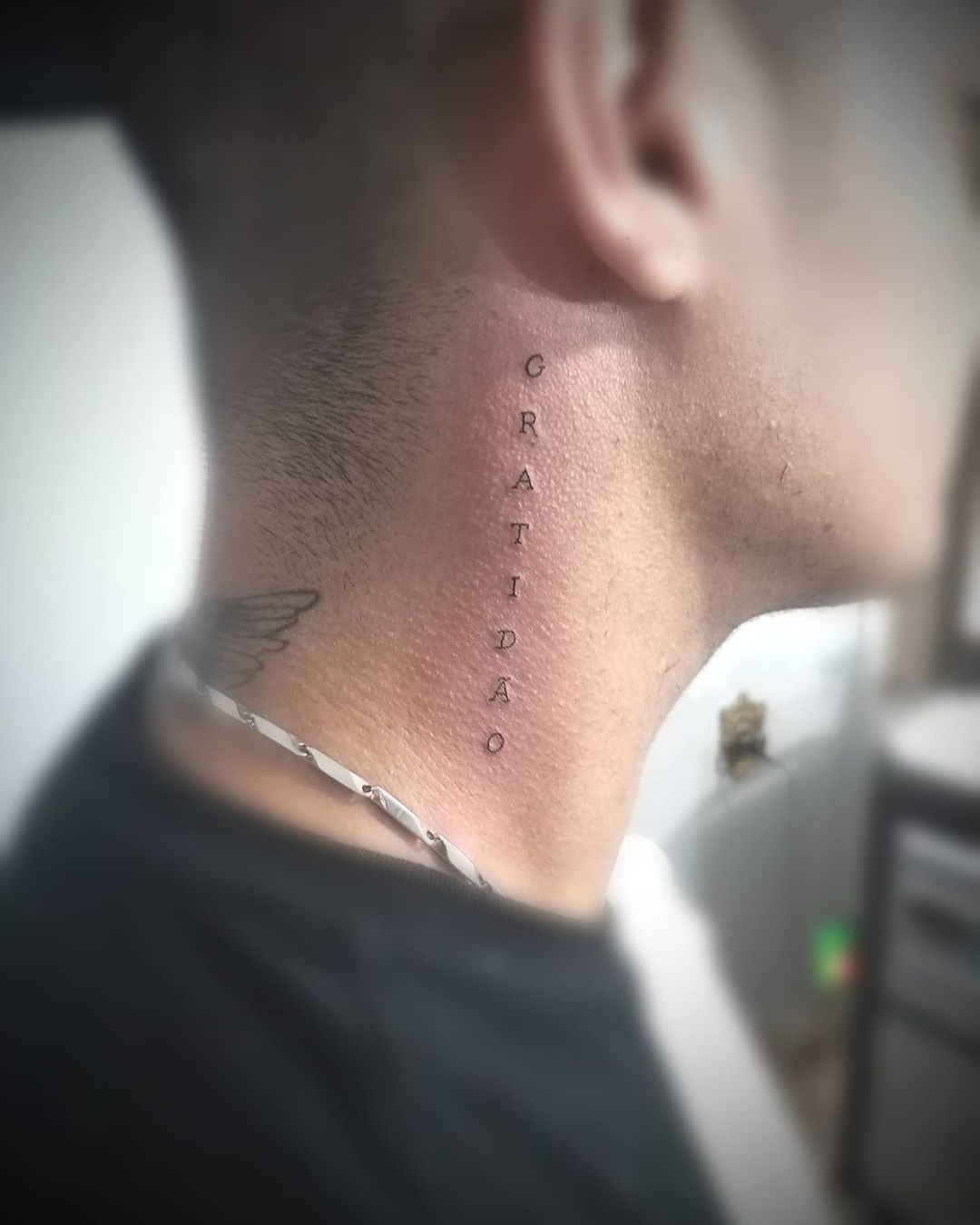 Tatuagem No Pescoço Masculino Gratidão
