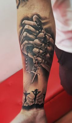 Featured image of post Tatuajes Religiosos Hombre Tatuajes De Cruz En El Brazo